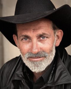 porter le chapeau avec une barbe